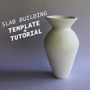 Puede incluir: Jarrón de cerámica blanco con una boca ancha y un cuerpo redondeado. El jarrón está sobre una superficie de color púrpura claro. El texto "SLAB BUILDING TEMPLATE + TUTORIAL" está escrito en letras blancas sobre un fondo gris.