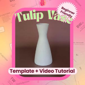 Op de afbeelding: Een lichtgrijze vaas met een glad oppervlak, een uitlopende bovenkant en een brede, taps toelopende voet. De afbeelding bevat tekstoverlays waaronder "Tulip Vase", "Beginner Friendly" en "Template + Video Tutorial" tegen een roze en bruine achtergrond.