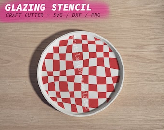 Könnte beinhalten: Ein weißer runder Teller mit einem rot-weißen Karomuster. Der Teller liegt auf einer Holzoberfläche. Der Text "GLAZING STENCIL" befindet sich oben im Bild. Der Text "CRAFT CUTTER ~ SVG / DXF / PNG" befindet sich unterhalb der ersten Textzeile.