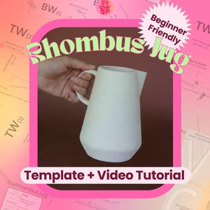 Pode incluir: Um jarro de cerâmica branco mate com uma pega e um bico vertedor. A imagem inclui texto que diz Rhombus Jug, Beginner Friendly e Template + Video Tutorial. O fundo apresenta um padrão de desenho técnico ténue.
