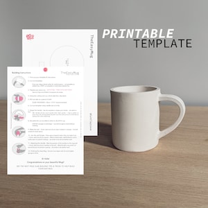 Peut inclure: Modèle imprimable pour la fabrication d'une tasse en céramique. Le modèle comprend des instructions pour couper, façonner et assembler l'argile afin de créer une tasse. L'image montre également une tasse en céramique blanche finie.