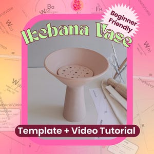 Op de afbeelding: Een lichtroze keramische Ikebana-vaas met een brede, komvormige bovenkant en een geperforeerd inzetstuk voor bloemstelen. De afbeelding bevat de tekst Ikebana Vase, Beginner Friendly en Template + Video Tutorial op een roze achtergrond.