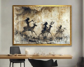 Può includere: Dipinto astratto in una cornice dorata raffigurante figure silhouette che cavalcano cervi. L'opera d'arte utilizza una tavolozza di nero, marrone e bianco, con schizzi e pennellate strutturate. Il tema evoca il movimento e i tempi antichi.