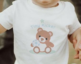 サッカーテディベアベビーTシャツ、パステルカラーのスポーツ幼児用シャツ、男女兼用ベビーシャワーギフト、かわいい男の子用スポーツウェア、幼児用サッカーTシャツ