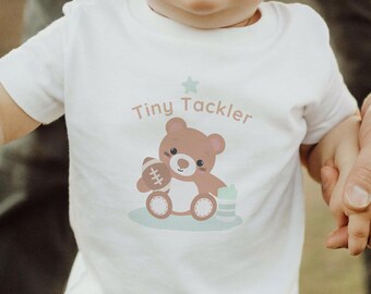 フットボール柄のテディベアベビーTシャツ、パステルカラーのスポーツベビーシャツ、男女兼用ベビーシャワーギフト、かわいい男の子用スポーツウェア、幼児用フットボールTシャツ