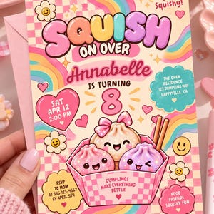Op de afbeelding: Een rechthoekige verjaardagsuitnodiging met een pastelkleurige geblokte achtergrond, regenbogen, hartjes en lachende bloemen. De tekst luidt Squish On Over, Annabelle Is Turning 8, inclusief feestdetails en drie schattige dumpling-personages.