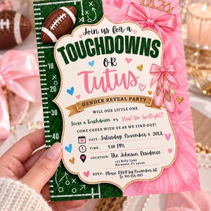 Puede incluir: Una invitación rectangular para una fiesta de revelación de género con un diseño dividido, un campo de fútbol americano verde a la izquierda y una textura de tela de tutú rosa a la derecha. Incluye un balón de fútbol, una corona dorada y zapatillas de ballet.
