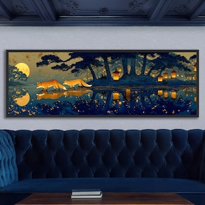 Könnte beinhalten: Ein gerahmter Kunstdruck zeigt zwei orangefarbene Füchse, die ein Gewässer überqueren, mit einem Vollmond im Hintergrund. Die Szene spielt in einer japanisch inspirierten Landschaft mit Bäumen, Laternen und einer spiegelnden Oberfläche.