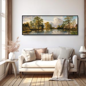K&ouml;nnte beinhalten: Ein Panorama-Landschaftsgem&auml;lde, das einen See mit B&auml;umen am Ufer zeigt. Der Himmel ist hellblau mit wei&szlig;en Wolken. Auf dem See befinden sich mehrere kleine Boote und in der Ferne ein wei&szlig;es Geb&auml;ude.