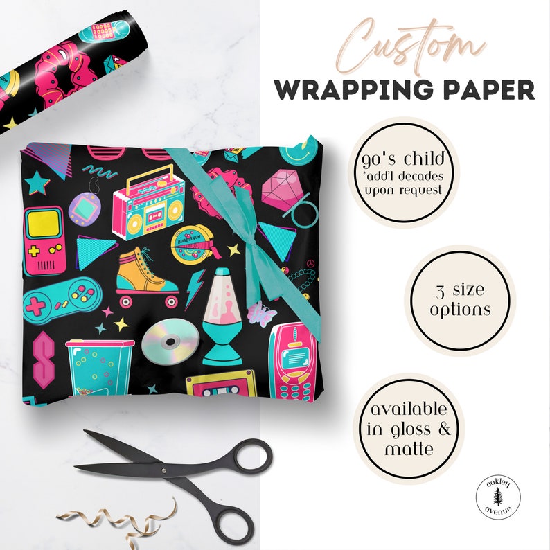 K&ouml;nnte beinhalten: Ein schwarz-wei&szlig;es Geschenkpapier mit einem 90er-Jahre-Thema. Das Papier zeigt eine Vielzahl von 90er-Jahre-Symbolen, darunter ein Ghettoblaster, Rollschuhe, eine Lavalampe, ein Gamecontroller und ein Handy. Der Text "Custom Wrapping Paper" ist oben im Bild in Pink und Wei&szlig; geschrieben. Der Text "90's child *add'l decades upon request" ist in Wei&szlig; auf einem wei&szlig;en Kreis geschrieben. Der Text "5 size options" ist in Wei&szlig; auf einem wei&szlig;en Kreis geschrieben. Der Text "available in gloss & matte" ist in Wei&szlig; auf einem wei&szlig;en Kreis geschrieben. Der Text "oakley avenue" ist in Wei&szlig; auf einem wei&szlig;en Kreis geschrieben.