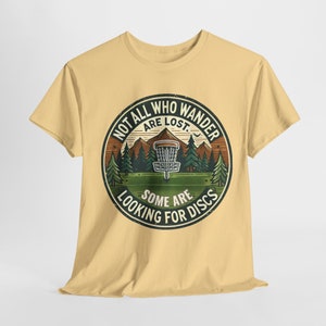 Camiseta de Disc Golf / No todos los que vagan están perdidos, algunos buscan discos / Diseño divertido de camiseta de Disc Golf / Regalo de Disc Golf imagen 5