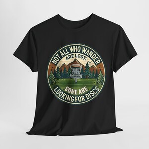 Camiseta de Disc Golf / No todos los que vagan están perdidos, algunos buscan discos / Diseño divertido de camiseta de Disc Golf / Regalo de Disc Golf imagen 6