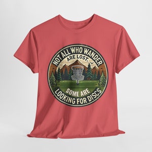 Camiseta de Disc Golf / No todos los que vagan están perdidos, algunos buscan discos / Diseño divertido de camiseta de Disc Golf / Regalo de Disc Golf imagen 9