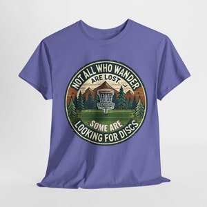 Camiseta de Disc Golf / No todos los que vagan están perdidos, algunos buscan discos / Diseño divertido de camiseta de Disc Golf / Regalo de Disc Golf imagen 2