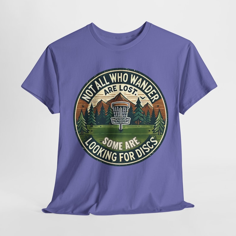 Camiseta de Disc Golf / No todos los que vagan están perdidos, algunos buscan discos / Diseño divertido de camiseta de Disc Golf / Regalo de Disc Golf imagen 2