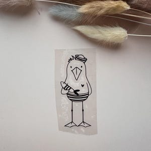 Könnte beinhalten: Ein Set aus drei Keramikbechern mit gesprenkelter, matter Oberfläche. Die Becher sind in Creme-, Hellgrau- und Dunkelgrautönen gehalten. Jeder Becher hat ein schlichtes, minimalistisches Design, ideal für Kaffee oder Tee.