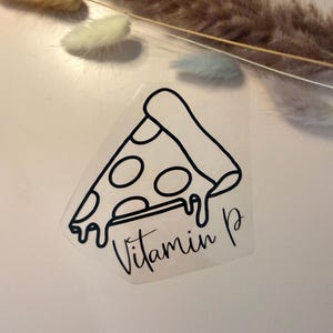 Bügelbild - Vitamin P | Pizza Motiv | Lustiger Pizza Aufbügler für Shirt & Hoodie | Foodie Iron-On Patch | Minimalistisches Pizza Design