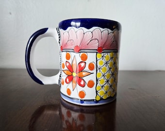 Taza de café vintage de cerámica Talavera, firmada por Hernández.
