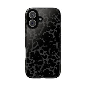 Peut inclure: Coque de téléphone noire avec un motif léopard.