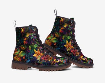 Puede incluir: Botas de cuero negro con estampado floral colorido. Las botas tienen cierre de cordones y suela gruesa.
