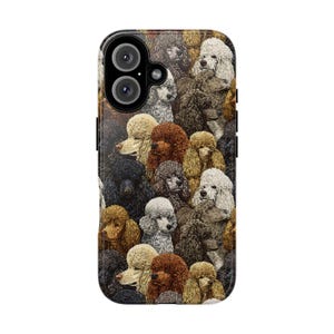 Peut inclure: Une coque de téléphone avec un motif répété de caniches de différentes couleurs. Les caniches sont représentés dans des tons de noir, de marron, de gris et de blanc. L'étui a un bord noir et une découpe pour l'appareil photo.