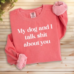 Mon chien et moi parlons de merde à propos de vous - Sweat-shirt ras du cou pour maman chien drôle pour femme - Cadeau tendance drôle pour les amoureux des chiens - Cadeau personnalisé pour les amoureux des chiens - Chiot