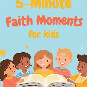 Może przedstawiać: Okładka książki dla dzieci z tytułem "5-Minute Faith Moments for kids" w kolorze żółtym i pomarańczowym. Pięcioro zróżnicowanych dzieci z kreskówek zgromadzonych wokół otwartej książki. Tytuł książki to "Little Kings & Priests".