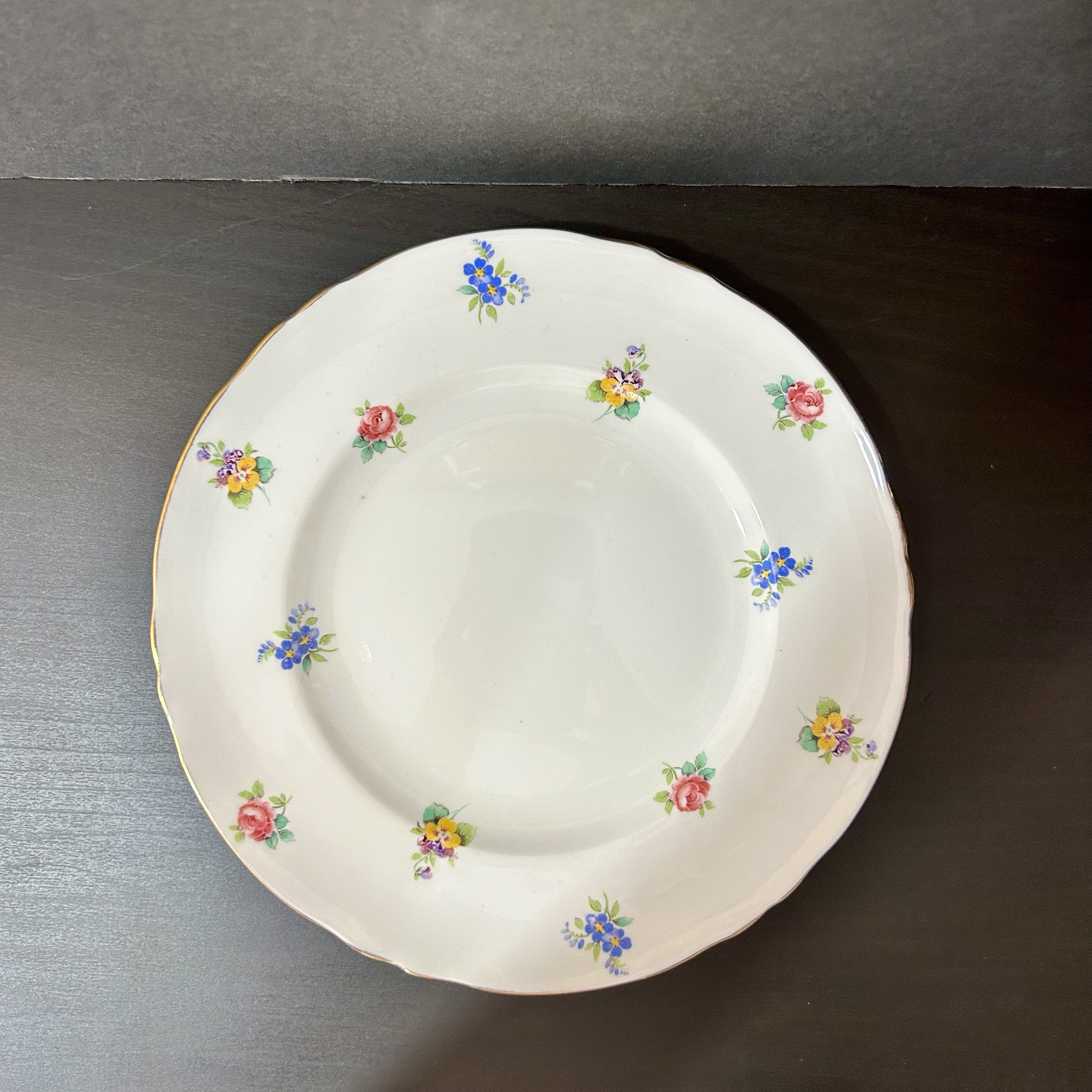 英国製 CROWN STAFFORDSHIRE❁﻿瑞々しいお花と金彩プレート 【公式通販】