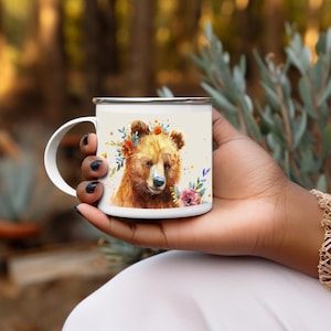 Emaille Camping Becher, Mama Bär Süßer Bär Wildblumen Design, Geschenk für Mütter im Freien, rustikale Kaffeetasse, Lagerfeuer Becher, Geschenk für Naturliebhaber,