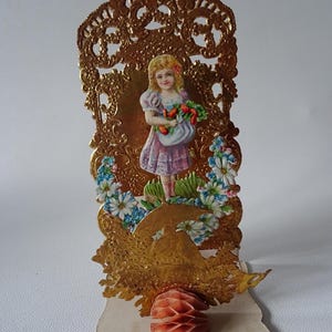 Carte postale 3D ancienne des années 1920 : fille avec champignons, colombes et fleurs
