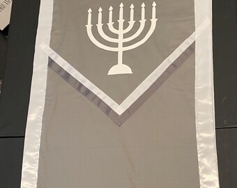 Prenda hebrea israelita blanca y gris con mitra