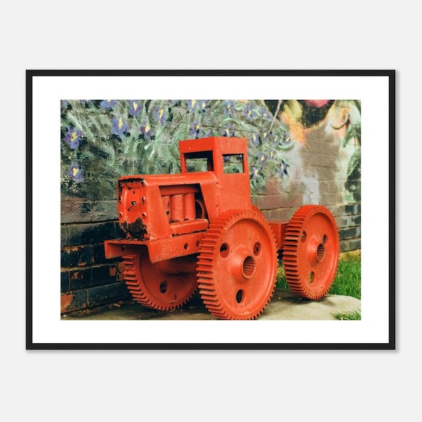 Kleiner roter Traktor – Premium-Poster aus mattem Papier mit Holzrahmen