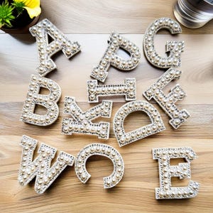 Parches de alfabeto termoadhesivos, letras termoadhesivas de perla arcoíris, parches de novia DIY, parches de iniciales de perla, parche personalizado de estampado en caliente con letra de perla blanca.