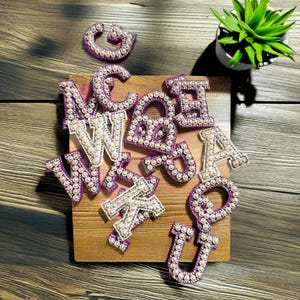 Parches de alfabeto termoadhesivos, letras termoadhesivas de perla arcoíris, parches de novia DIY, parches de iniciales de perla, parche personalizado de estampado en caliente con letra de perla blanca.