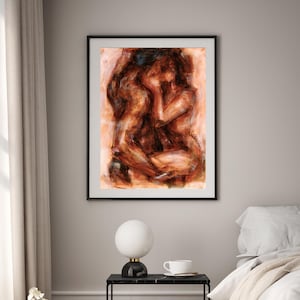 K&ouml;nnte beinhalten: Abstrakter Kunstdruck in einem schwarzen Rahmen. Das Kunstwerk zeigt zwei Figuren in einer warmen Farbpalette aus Braun- und Oranget&ouml;nen, die eine Umarmung andeuten. Das Gem&auml;lde hat einen strukturierten, ausdrucksstarken Stil, der sich f&uuml;r die Inneneinrichtung eignet.