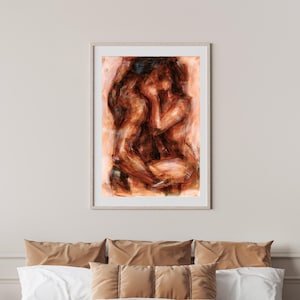 K&ouml;nnte beinhalten: Abstrakter Kunstdruck in einem Holzrahmen. Das Kunstwerk zeigt zwei Figuren in einer warmen Farbpalette aus Braun- und Oranget&ouml;nen, wobei der Schwerpunkt auf der Interaktion zwischen den Figuren liegt. Der Stil ist suggestiv und ausdrucksstark.