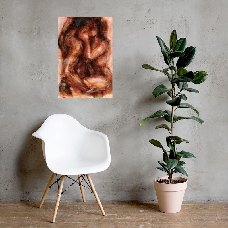 K&ouml;nnte beinhalten: Ein abstrakter Kunstdruck mit zwei Figuren in warmen Braunt&ouml;nen, wobei Form und Emotion im Mittelpunkt stehen. Das Kunstwerk wird an einer Wand pr&auml;sentiert, erg&auml;nzt durch einen wei&szlig;en Stuhl und eine Topfpflanze mit gr&uuml;nen Bl&auml;ttern.