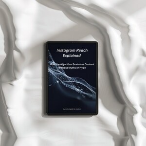 Op de afbeelding: Een zwarte tablet toont de tekst "Instagram Reach Explained" en "How the Algorithm Evaluates Content Without Myths or Hype". De achtergrond is donkerblauw met een wit, vloeiend ontwerp. De tablet ligt op een wit, getextureerd oppervlak.
