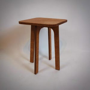 Handgefertigter Hocker aus Birkensperrholz: Minimalistischer, skandinavischer Beistelltisch