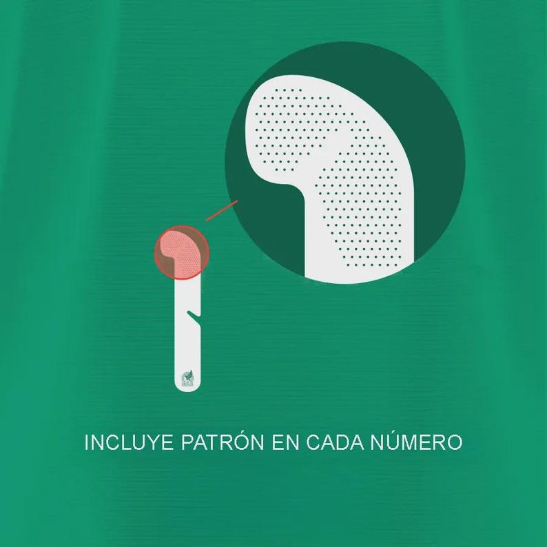 May include: Illustration of a white earbud with a dotted pattern, highlighted in a green circle. A red and pink section is pointed out with a red line. The text "INCLUYE PATR&Oacute;N EN CADA N&Uacute;MERO" is at the bottom.