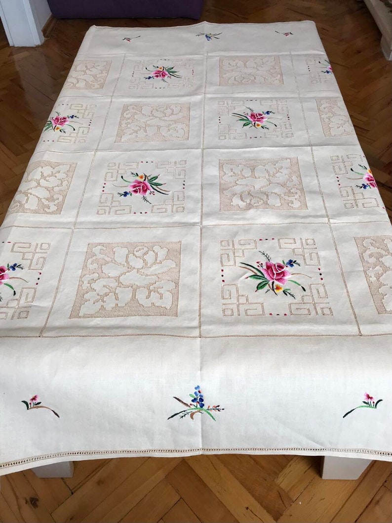 Unused Floral cross stitch embroidered tablecloth with 6 napkins, vintage cross stitch lovely tablecloth Linen needle point size 123x127 cm image 3