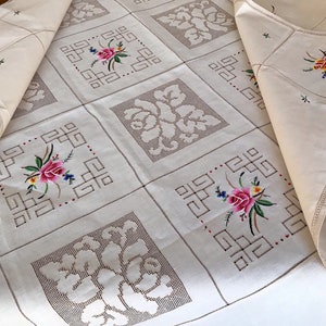 Unused Floral cross stitch embroidered tablecloth with 6 napkins, vintage cross stitch lovely tablecloth Linen needle point size 123x127 cm image 8