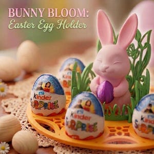 Può includere: Un portauova pasquale rosa con un design a coniglietto, che tiene un uovo viola. Il supporto contiene uova Kinder Sorpresa ed è decorato con erba verde. Il testo "BUNNY BLOOM: Easter Egg Holder" è in alto.