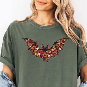 Blommig fladdermus-T-shirt - Faux broderad illusionstryck fladdermus-T-shirt, söt Halloween-topp, boho fladdermus-T-shirt i bekväma färger, läskig säsongspresent Moss