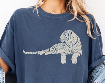 White Tiger Shirt Minimalist Tiger Graphic T-Shirt Retro Wildlife 90s Style Top Comfort Colors Unisex Tee Shirt Big Cat Top Tiger Lover Gift