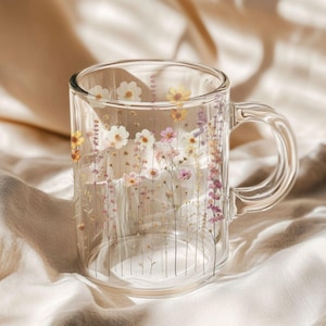Pressed Flowers Print Glass Mug Floral Drinkware Wildflowers Clear Glass Mug for Tea & Coffee Lovers Botanical Cup Cute Kitchen Decor Gift