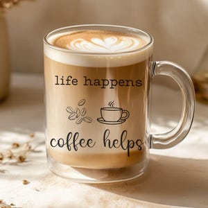 Lustiges Zitat Glaskaffeetasse Das Leben passiert Kaffee hilft Becher Minimalistisches Trinkgefäß Klarglastasse für Kaffeeliebhaber Nettes Kaffeetrinkergeschenk