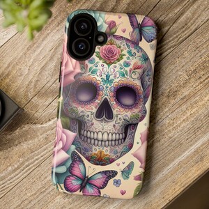 Funda rígida con diseño de calaveras de azúcar y mariposas para iPhone de Apple, Samsung Galaxy y Google Pixel, diseño floral de inspiración mexicana, Día de los Muertos
