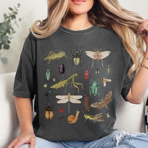 Insects Shirt Vintage Cottagecore T-Shirt Unisex Comfort Colors Tee Boho Bugs Tshirt Praying Mantis Top Entomology Shirt Insect Lover Gift