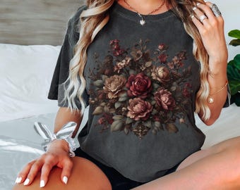 Gotiska rosor T-shirt Stämningsfull mörk blommig skjorta Komfortfärger Topp Mjuk gotisk blommig t-shirt Vintage rosor T-shirt Mörk Academia T-shirt Whimsigoth Gåva